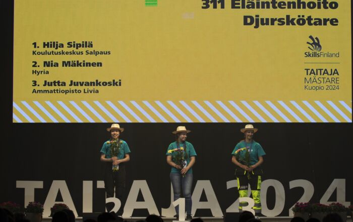 Taitaja-päättäistän palkintojenjakolavalla eläintenhoidon mitalistit.