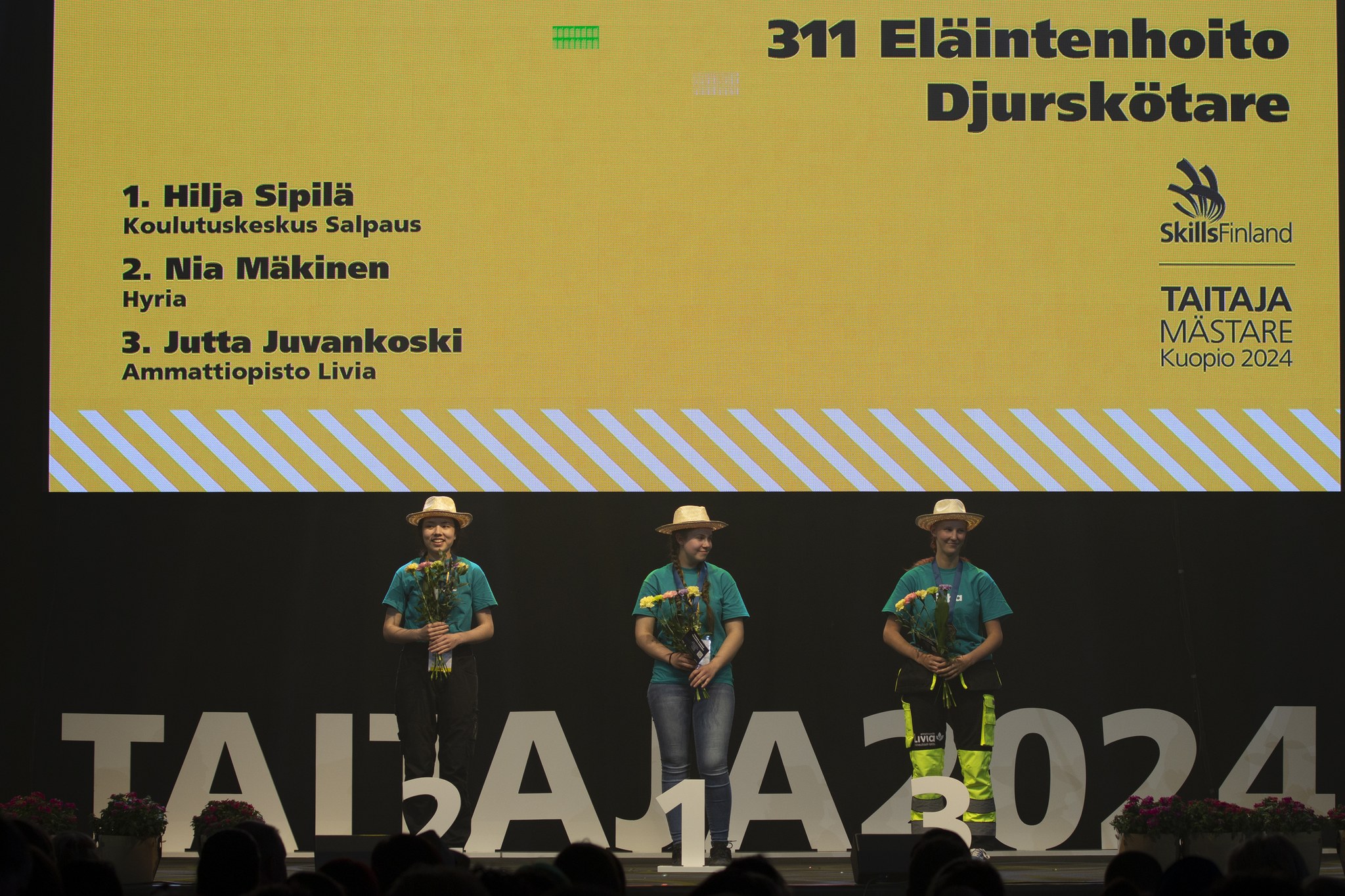 Taitaja-päättäistän palkintojenjakolavalla eläintenhoidon mitalistit.