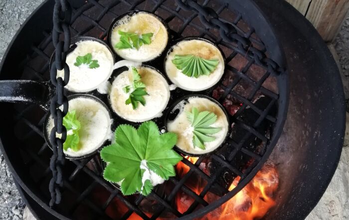 Lettujen paistoa avotulella.