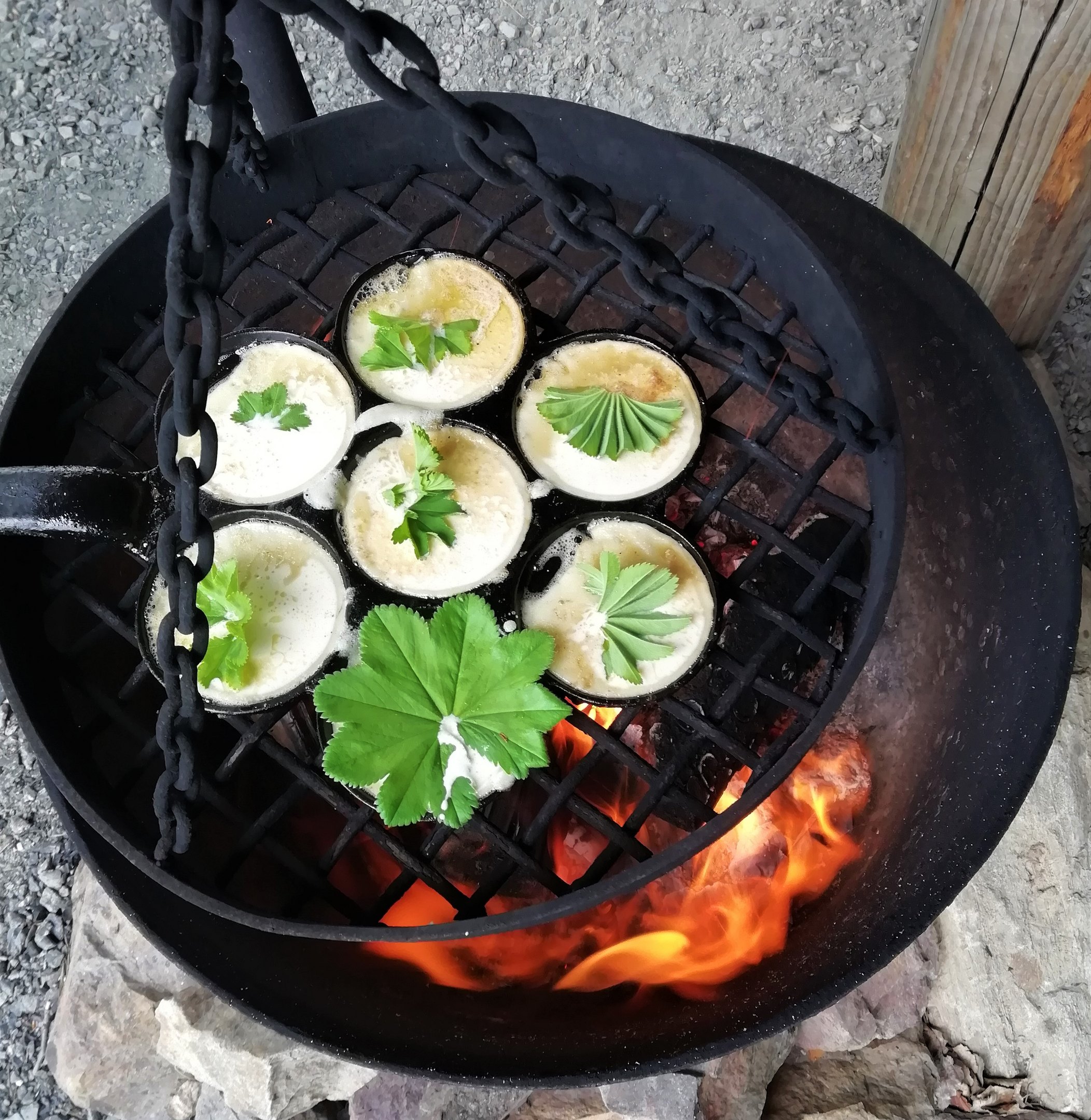 Lettujen paistoa avotulella.